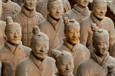 2009 年，兵马俑博物馆，1 号坑区域的各种兵马俑场景（照片） 作者 艾拉·布洛克