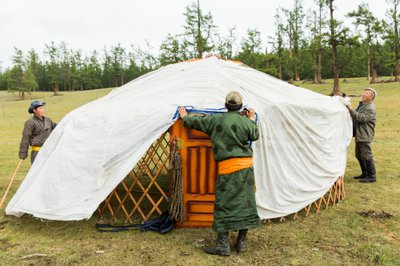 2013 年，当地人在蒙古北部 Khövsgöl 湖附近建造蒙古包（一种可移动的蒙古包）（照片 作者 艾拉·布洛克