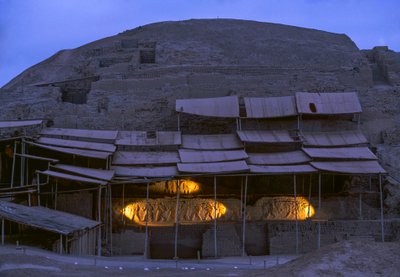 2005 年，El Brujo 的夜景，这是一个偏远的莫切文化金字塔遗址群（照片）。 作者 艾拉·布洛克