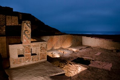 2005 年，"Rinconcito Gringo "的 El Brujo 夜景，以及四座墓葬（照片） 作者 艾拉·布洛克