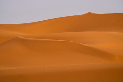 2022 年，摩洛哥撒哈拉沙漠 Ergg Chebbi 的沙丘（照片） 作者 艾拉·布洛克