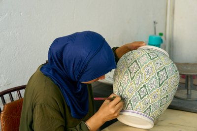 2022 年，摩洛哥非斯一家陶瓷厂的女工（照片） 作者 艾拉·布洛克