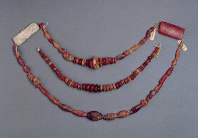 来自奥地利哈尔施塔特的三串珠子，公元前700  -  500年（琥珀） 作者 Iron Age