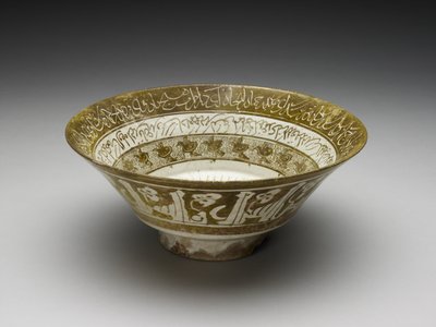 坐姿碗，13世纪初（釉身，在不透明的白色釉上涂有光泽） 作者 伊斯兰学校