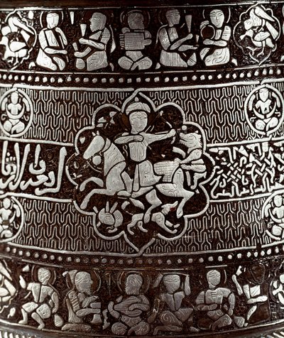 伊斯兰艺术：13 世纪的银和铜烛台。 一个拿着弓的骑手被描绘在这个物体上。 开罗，伊斯兰艺术博物馆 作者 伊斯兰学校