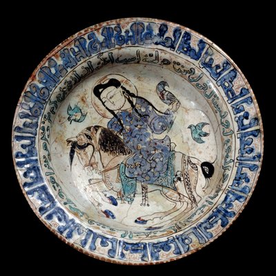 Islamic art: falconer rider dish in ceramic. The beginning of the 13th century. From Iran. Paris, Louvre Museum 作者 伊斯兰学校