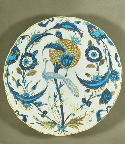 伊兹尼克菜上画着一只孔雀栖息在鲜花中，土耳其，1550-55（多彩釉下冰淇淋） 作者 伊斯兰学校