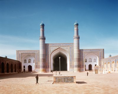 Masjid-i Jami或星期五清真寺的庭院建于1200年，于1498年重建 作者 伊斯兰学校