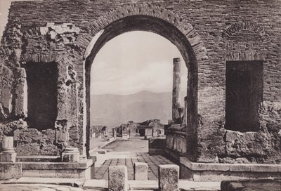 尼禄拱门（Arco Di Nerone）（黑白照片）。 作者 意大利摄影师