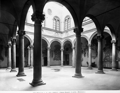 Palazzo Medici Riccardi 庭院，意大利佛罗伦萨，约 1890 年（黑白照片） 作者 意大利摄影师
