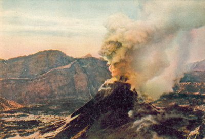 那不勒斯：喷发中的维苏威火山（彩色照片） 作者 意大利摄影师