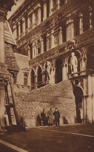 第一次世界大战期间，威尼斯总督府的吉甘蒂广场（Scala dei Giganti），由沙袋保护（黑白照片 作者 意大利摄影师