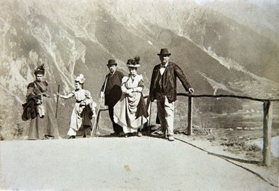意大利山区的游客，约1895年（棕褐色照片）。 作者 意大利摄影师