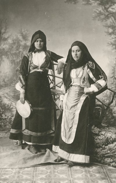 两名身着意大利撒丁岛贝尔维和阿里佐传统服装的妇女，约 1910 年 作者 意大利摄影师