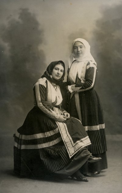 两名身着传统服饰的妇女，意大利撒丁岛丰尼，约 1915 年 作者 意大利摄影师