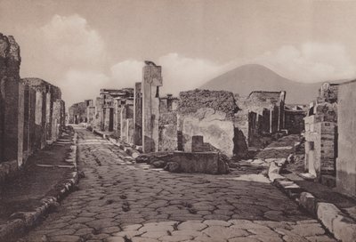 Via Consolare 和 Porta Di Ercolano, Consular Road, Gate of Herculanum (b / w photo) 作者 意大利摄影师