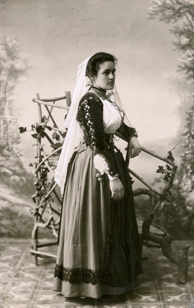 身着传统服饰的女子，意大利撒丁岛，约 1910 年 作者 意大利摄影师