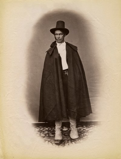 穿着斗篷和帽子的年轻男子，意大利伦巴第大区帕尔，摄影：Premiata Fotografia Taramelli，贝加莫 作者 意大利摄影师