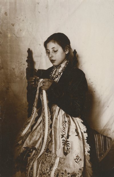 缝纫女工，意大利托斯卡纳，约 1910 年 作者 意大利摄影师