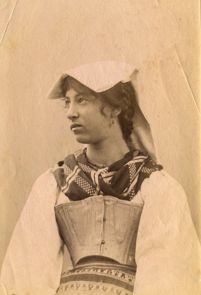 身着传统服装和头饰的年轻女子，意大利拉齐奥，罗马乡村，约 1905 年 作者 意大利摄影师