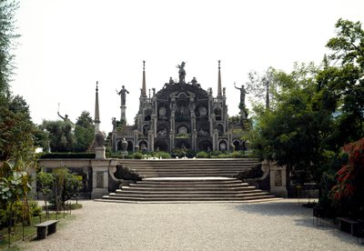 意大利马焦雷湖（Lago Maggiore）贝拉岛（Isola Bella）维塔利亚诺一世-博罗梅奥的巴洛克宫殿，日期为1632年。 作者 Italian School