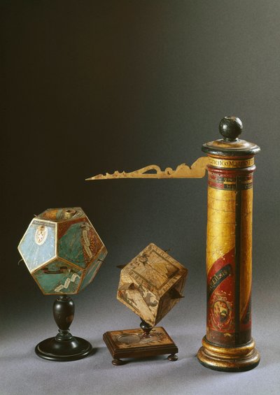 不同类型的木制太阳钟：为Francesco I de Medici (Francois I de Medicis) (1541-1587)制作的右圆柱形钟；另外两个是多角形的。16世纪 佛罗伦萨，科学史研究所和博物馆 作者 意大利学校