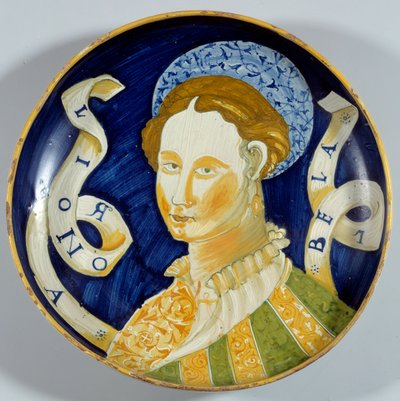 在 Casteldurante 生产的彩陶杯“Lionora Bella”。 16 世纪 Enouen，国家文艺复兴博物馆 作者 意大利学校
