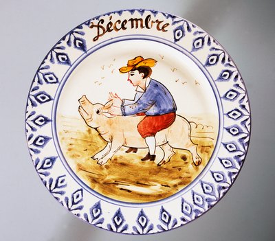 描绘月份的盘子，12 月，陶器，Nove di Bassano 制造，威尼托大区，意大利，20 世纪。 作者 意大利学校
