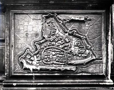 教堂外墙的浮雕地图，显示了1645-69年威尼斯人和土耳其人之间的坎迪战争期间的莫东要塞镇，由巴尔巴罗家族委托制作（石头）（黑白照片）。 作者 意大利学校