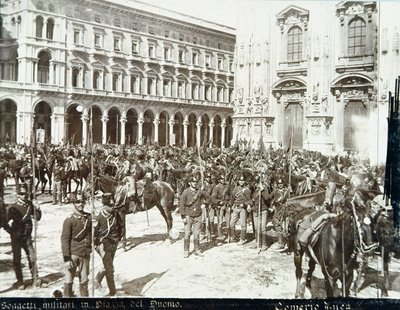 1898年5月6日至9日在米兰发生骚乱期间，在巴瓦贝卡里斯将军的指挥下，在大教堂前的士兵 作者 意大利学校