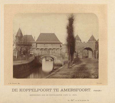 阿姆斯福特的 Koppelpoort（城市一侧）（物体上的标题） 作者 JW温策尔
