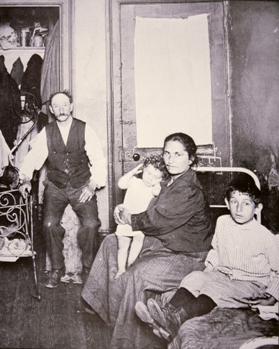 移民家庭，纽约市下东区，约 1910 年（黑白照片） 作者 雅各布·奥古斯特·里斯