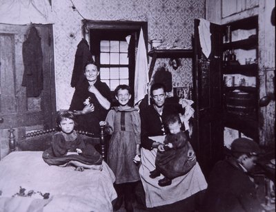 纽约市贫民窟住宅，约1905年（黑白照片）。 作者 雅各布·奥古斯特·里斯