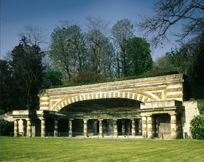 法国，Chatou（伊夫林省）：Nymphee de Soufflot 用来容纳弹簧。 1774 年至 1777 年间的 Soufflot 建筑（万神殿的建筑师）。 作者 雅克·格曼（Jacques Germain）Soufflot