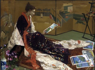 "Caprice en pourpre et or : le paravent dore "身着日式和服的年轻女子正在观看版画--（Japonisme） 詹姆斯-阿博特-麦克尼尔-惠斯勒（1834-1903 年）1864 年华盛顿弗利尔美术馆绘制 作者 詹姆斯·阿博特·麦克尼尔·惠斯勒