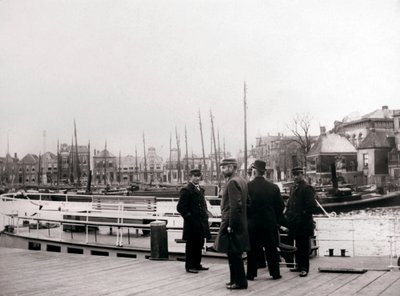 1898年，鹿特丹的运河船上的人。 作者 詹姆斯·巴特金