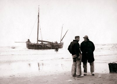1898年，荷兰席凡宁根，男子在岸上。 作者 詹姆斯·巴特金