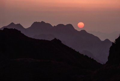 夕阳西下，燕山山脉呈现出灿烂的深红色和橙色。山海关、... 作者 詹姆斯·L·斯坦菲尔德