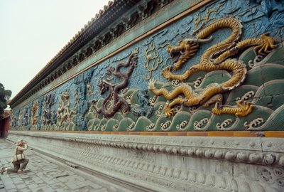 一名妇女在拍摄九龙屏风。中华人民共和国北京，北海公园。 作者 詹姆斯·L·斯坦菲尔德