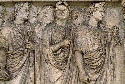 Ara Pacis Augustae 是一个独立的祭坛，上面有一群寡妇、地方法官、牧师...... 作者 詹姆斯·L·斯坦菲尔德