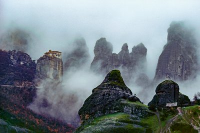 十四世纪的修道院，笼罩在浓雾中的岩层。梅特奥拉修道院 作者 James L Stanfield