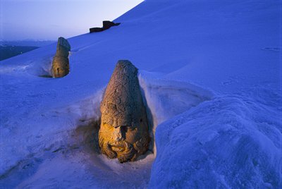 被雪掩埋的内姆鲁特达吉墓碑。内姆鲁特达吉，土耳其内姆鲁特山 作者 詹姆斯·L·斯坦菲尔德