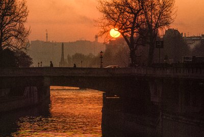 塞纳河上的日出，靠近 Ile de la Cite。法国，巴黎。 作者 詹姆斯·L·斯坦菲尔德