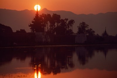 Kywe Sun 码头的日落。缅甸曼德勒奎新码头。 作者 詹姆斯·L·斯坦菲尔德