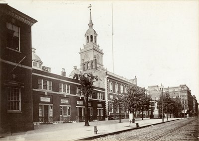 独立大厅，栗子街，南侧在第5和第6街之间，1898年（bw照片） 作者 詹姆斯·希尔兹