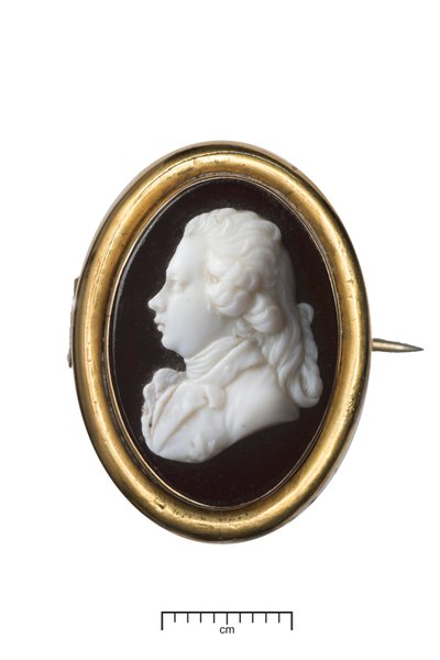 乔治四世为威尔士亲王，1790年（金色和白色玻璃） 作者 James Tassie
