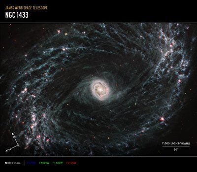 NGC 1433（MIRI 指南针图像） 作者 詹姆斯韦伯太空望远镜 (NASA)