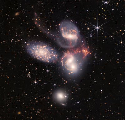 史蒂芬五重奏（NIIRCam 和 MIRI） 作者 詹姆斯韦伯太空望远镜 (NASA)