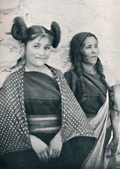 一个亚利桑那州的霍皮族女孩和她的母亲，1912年 作者 詹姆斯和皮尔斯