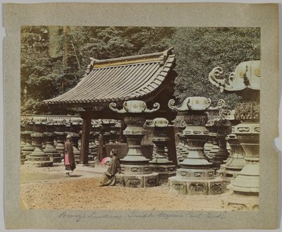 日本东京上野公园寺庙外的青铜灯笼（手绘黑白照片） 作者 日本摄影师
